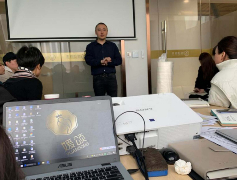 创始人在早期办公场所主持经营发展会议，指明媛颂发展方向