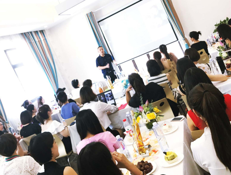 初创团队召开初期经营分析会，完成媛颂初期商业模式打造